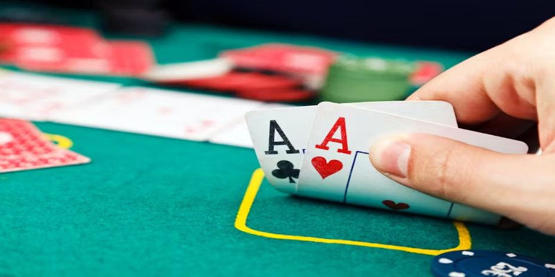 Thành viên nhận bài tẩy Poker từ người hỗ trợ chia bài